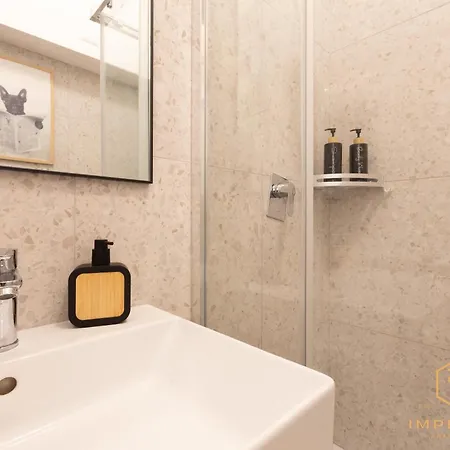 Imperium Luxury - 100mt To Metro A, 5 Min To Center, Pvt Bathroom, A-c بيت ضيافة